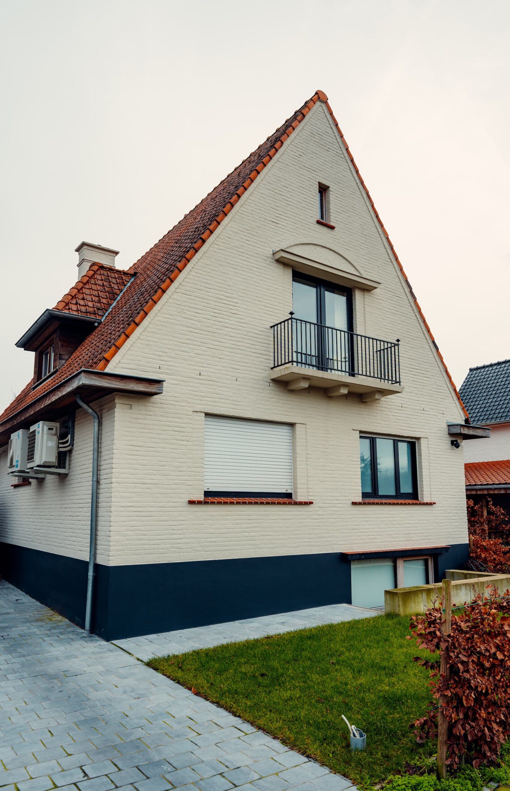 Gekaleide gevel van een woning na renovatie