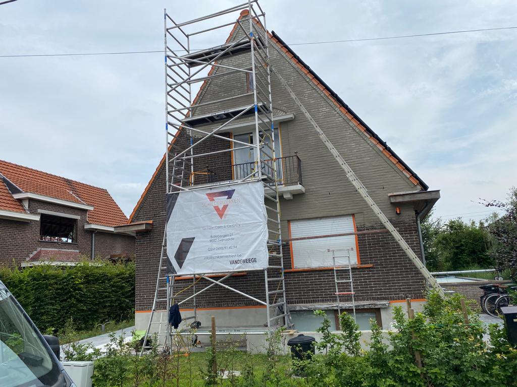 Gevel kaleien in uitvoering met stelling